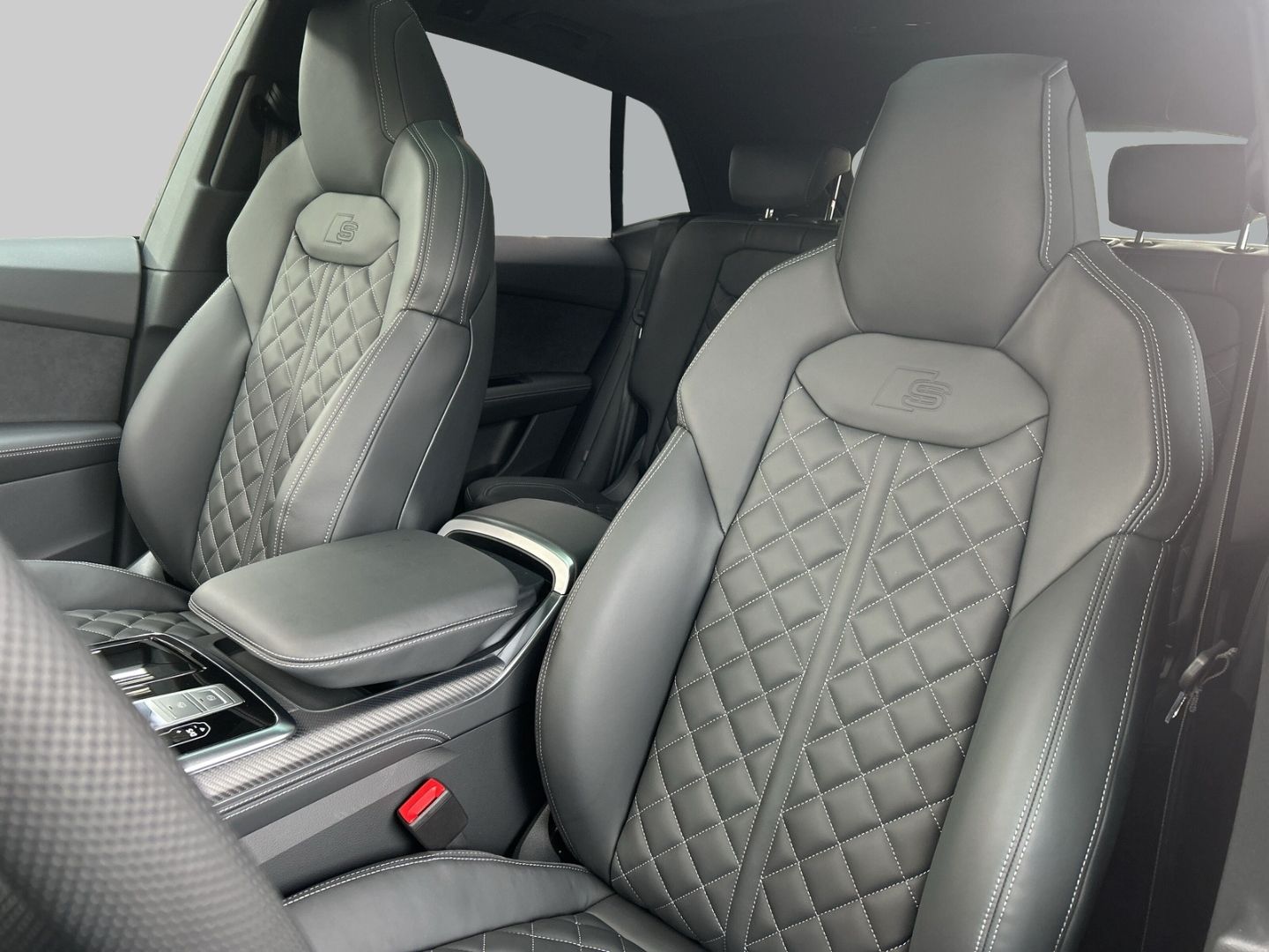 Fahrzeugabbildung Audi Q8 TFSI e S-LINE+HUD+AHK+PANO+MATRIX-LED+LEDER+K