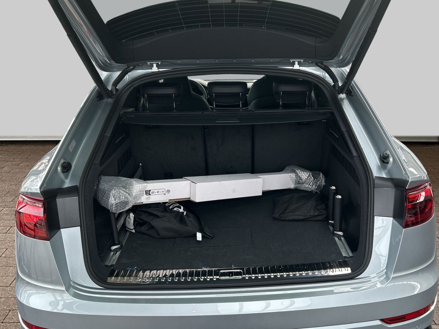 Fahrzeugabbildung Audi Q8 TFSI e S-LINE+HUD+AHK+PANO+MATRIX-LED+LEDER+K