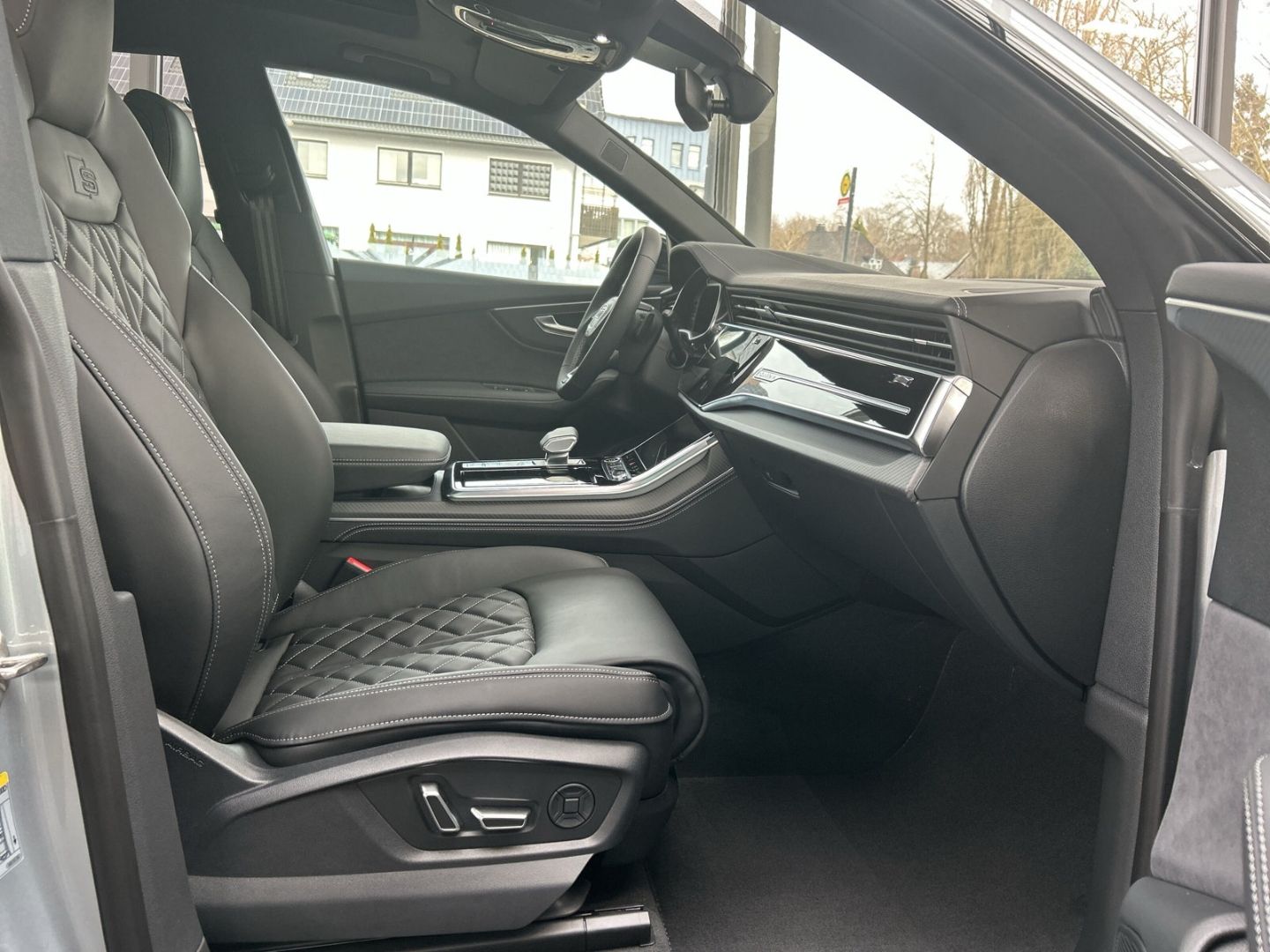 Fahrzeugabbildung Audi Q8 TFSI e S-LINE+HUD+AHK+PANO+MATRIX-LED+LEDER+K