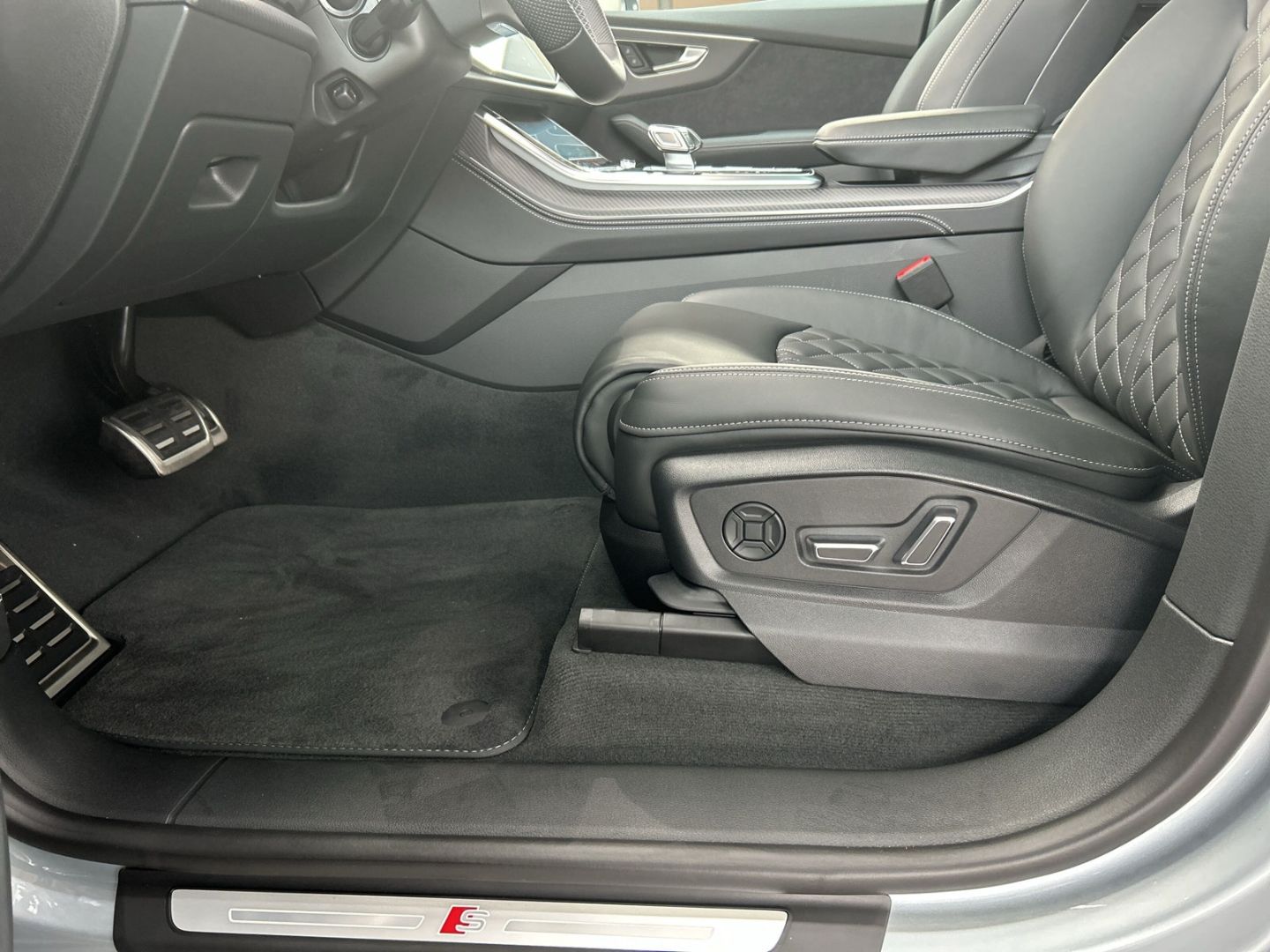 Fahrzeugabbildung Audi Q8 TFSI e S-LINE+HUD+AHK+PANO+MATRIX-LED+LEDER+K