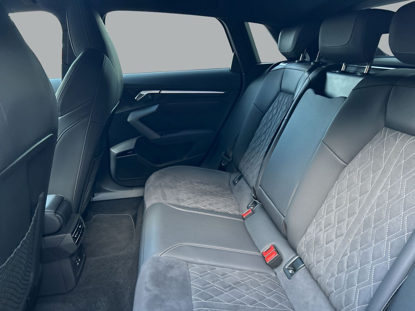 Fahrzeug 11 Fahrzeugabbildung Audi S3 quattro 2 Sportback 2.0 TFSI HUD AD El. Panod