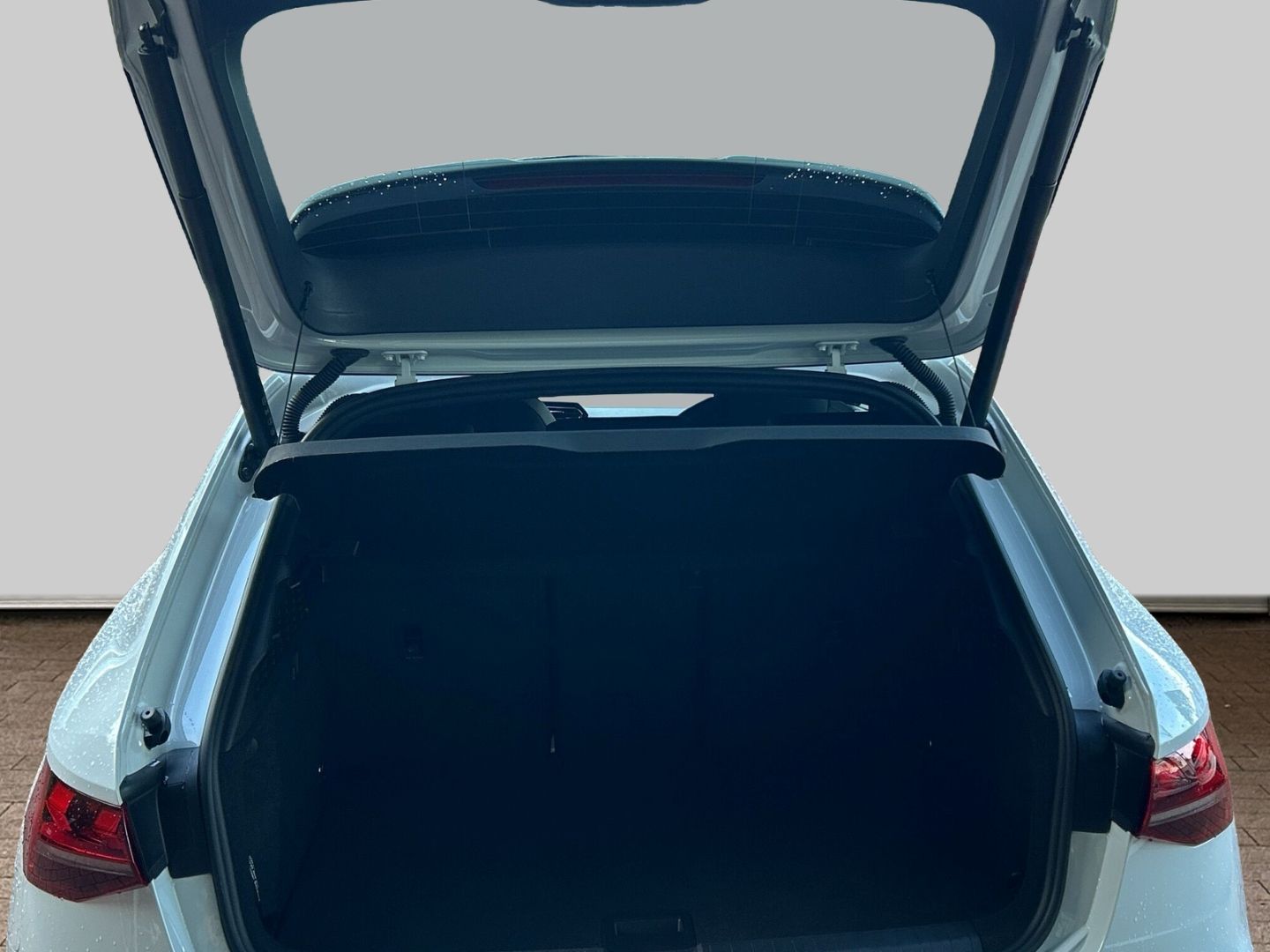 Fahrzeug 17 Fahrzeugabbildung Audi S3 quattro 2 Sportback 2.0 TFSI HUD AD El. Panod