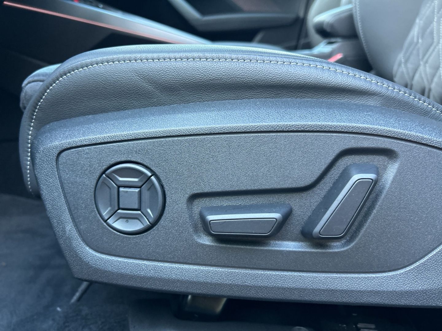 Fahrzeug 19 Fahrzeugabbildung Audi S3 quattro 2 Sportback 2.0 TFSI HUD AD El. Panod