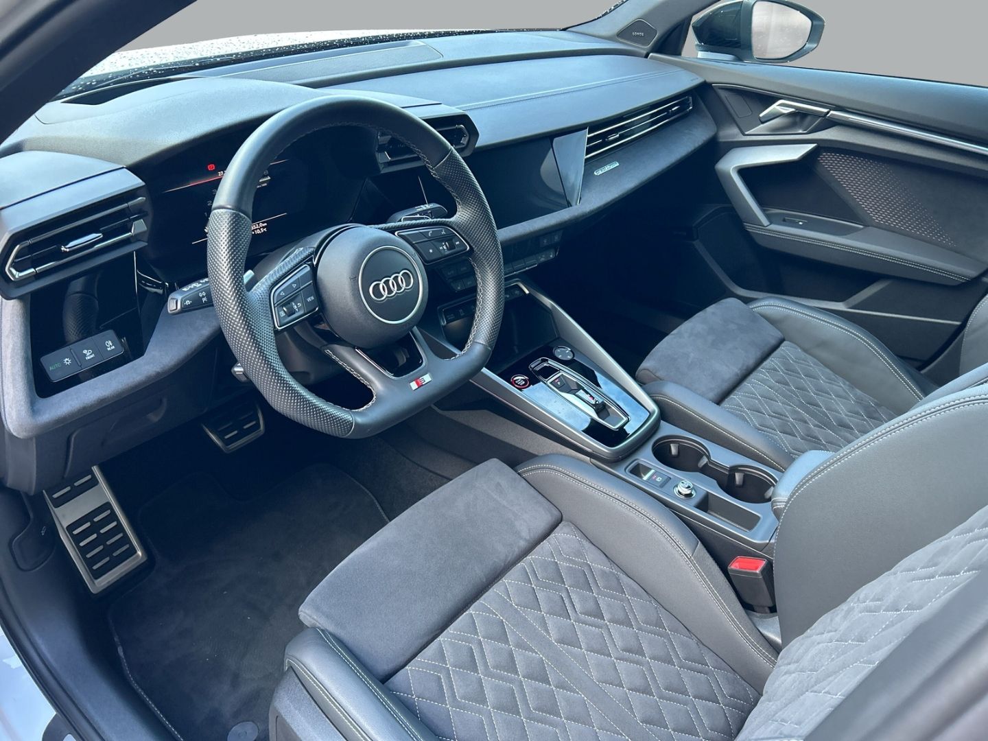 Fahrzeug 10 Fahrzeugabbildung Audi S3 quattro 2 Sportback 2.0 TFSI HUD AD El. Panod
