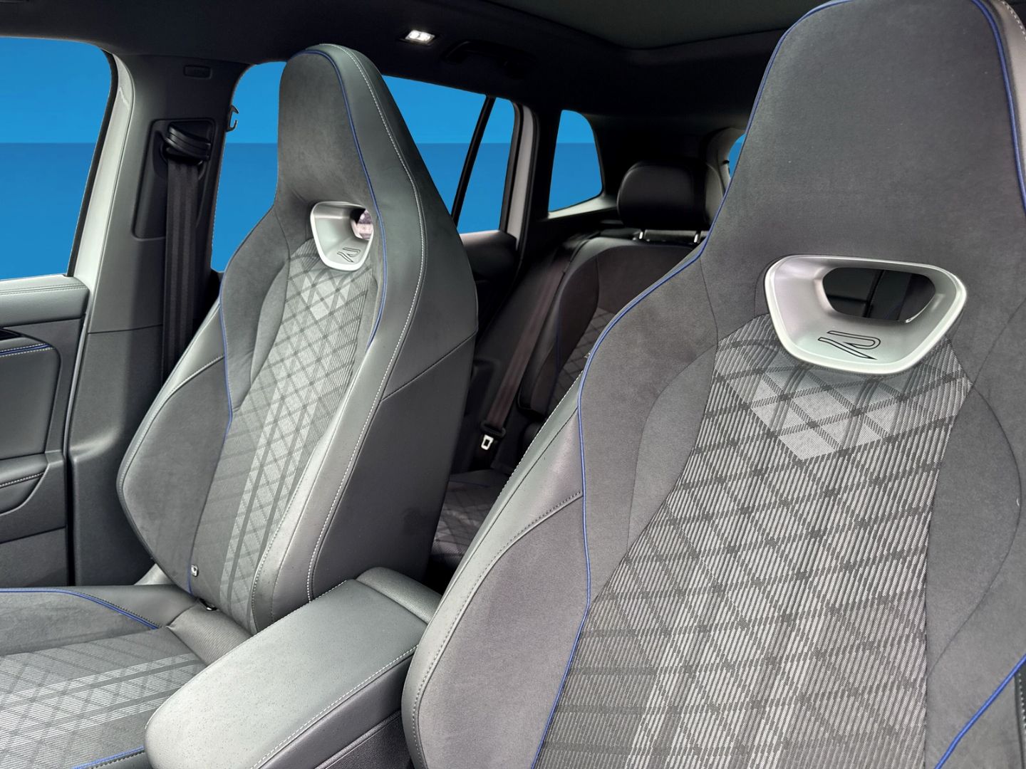 Fahrzeugabbildung Volkswagen Tiguan 2.0 TDI R-Line 4Motion Matrix Black Style