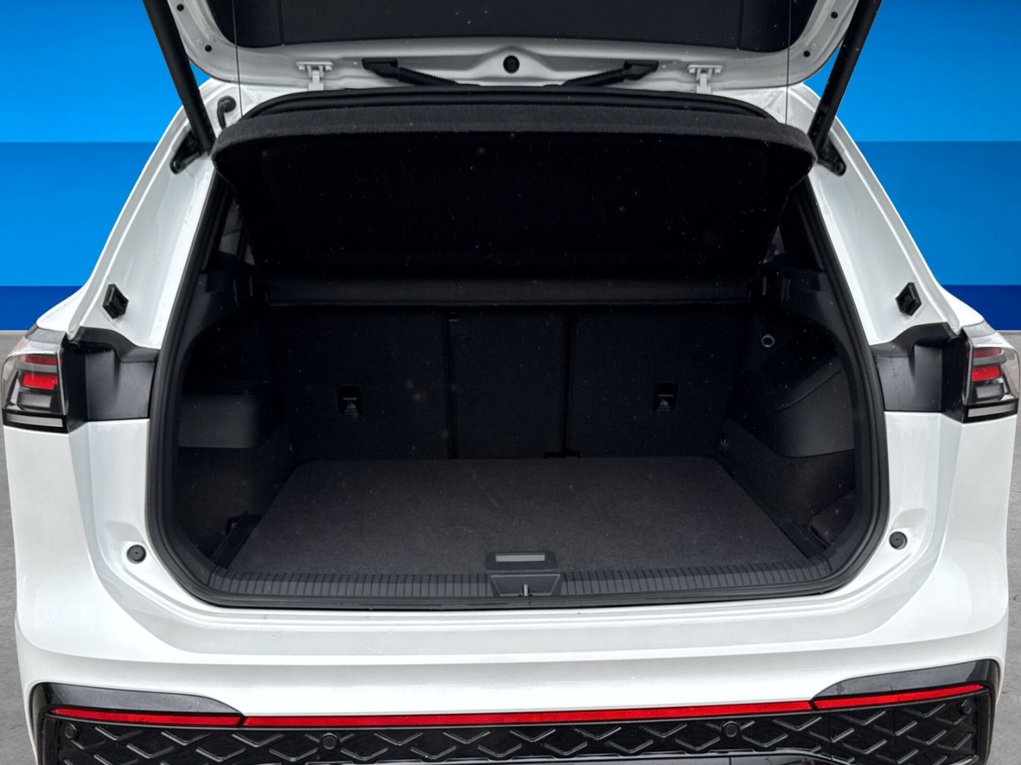 Fahrzeugabbildung Volkswagen Tiguan 2.0 TDI R-Line 4Motion Matrix Black Style