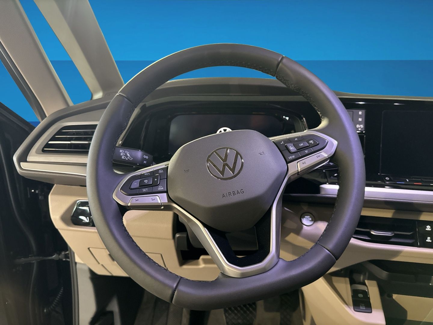 Fahrzeug 11 Fahrzeugabbildung Volkswagen T7 Multivan Life 2,0TDI SCR 110 kW 7-Gang-DSG LÜ