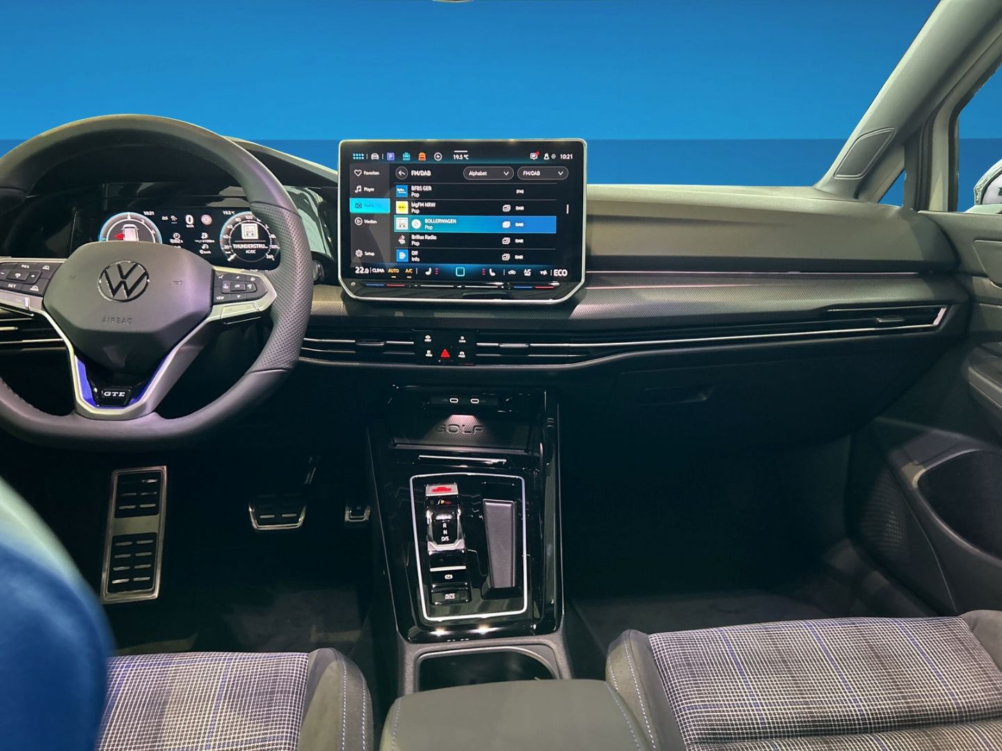 Fahrzeug 12 Fahrzeugabbildung Volkswagen Golf GTE 1,5 l eHybrid MATRIX AREA VIEW AHK BUSI