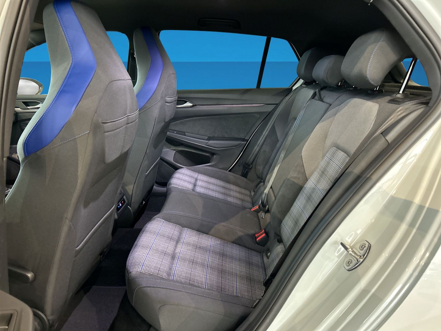 Fahrzeug 13 Fahrzeugabbildung Volkswagen Golf GTE 1,5 l eHybrid MATRIX AREA VIEW AHK BUSI