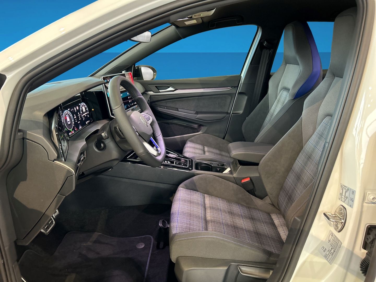 Fahrzeug 10 Fahrzeugabbildung Volkswagen Golf GTE 1,5 l eHybrid MATRIX AREA VIEW AHK BUSI