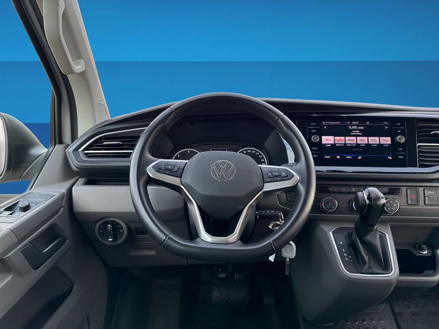 Fahrzeug 11 Fahrzeugabbildung Volkswagen T6.1 Kombi 2.0 TDI L1H1 9-Sitzer-Paket RearView