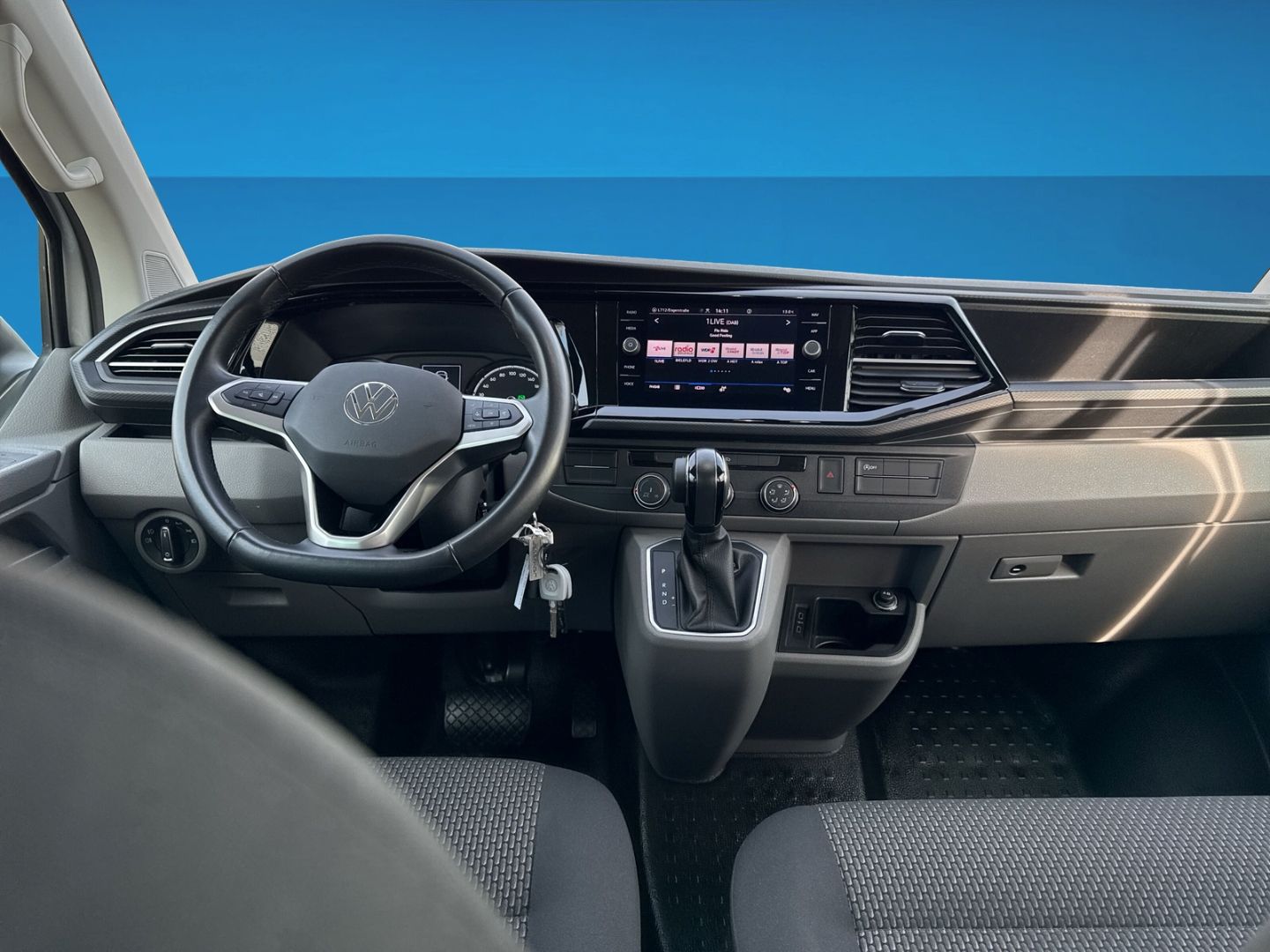 Fahrzeug 12 Fahrzeugabbildung Volkswagen T6.1 Kombi 2.0 TDI L1H1 9-Sitzer-Paket RearView