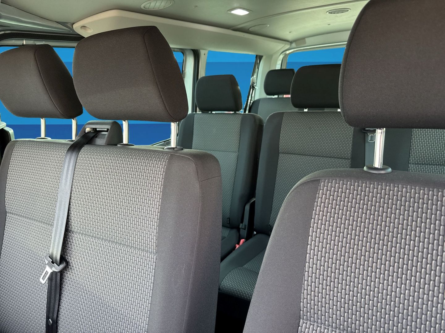 Fahrzeug 13 Fahrzeugabbildung Volkswagen T6.1 Kombi 2.0 TDI L1H1 9-Sitzer-Paket RearView