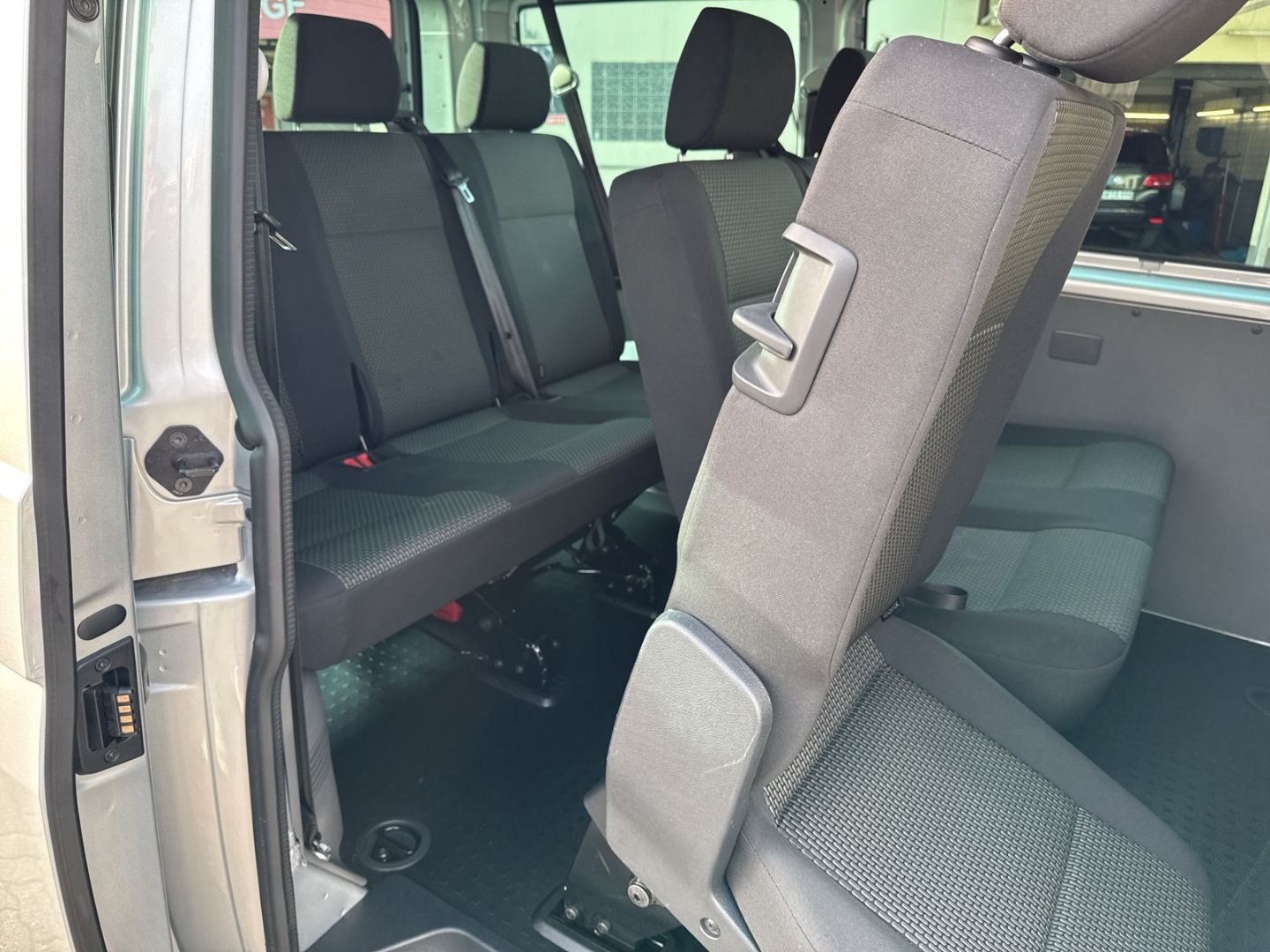 Fahrzeug 15 Fahrzeugabbildung Volkswagen T6.1 Kombi 2.0 TDI L1H1 9-Sitzer-Paket RearView