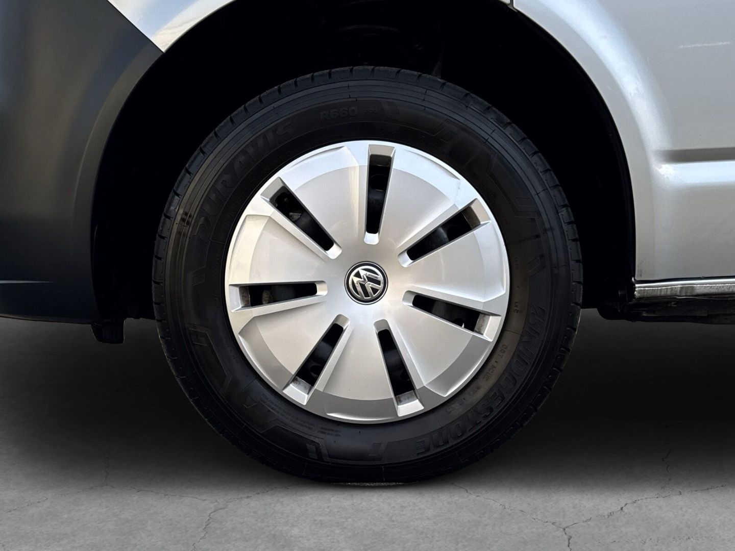 Fahrzeug 8 Fahrzeugabbildung Volkswagen T6.1 Kombi 2.0 TDI L1H1 9-Sitzer-Paket RearView