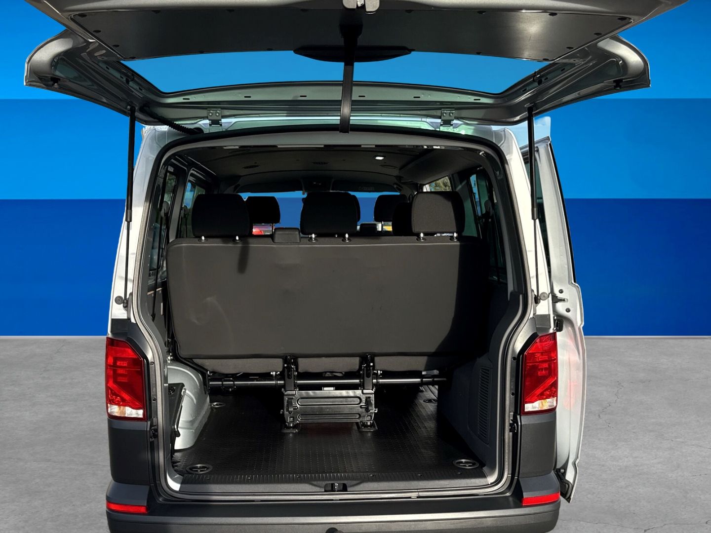 Fahrzeug 9 Fahrzeugabbildung Volkswagen T6.1 Kombi 2.0 TDI L1H1 9-Sitzer-Paket RearView