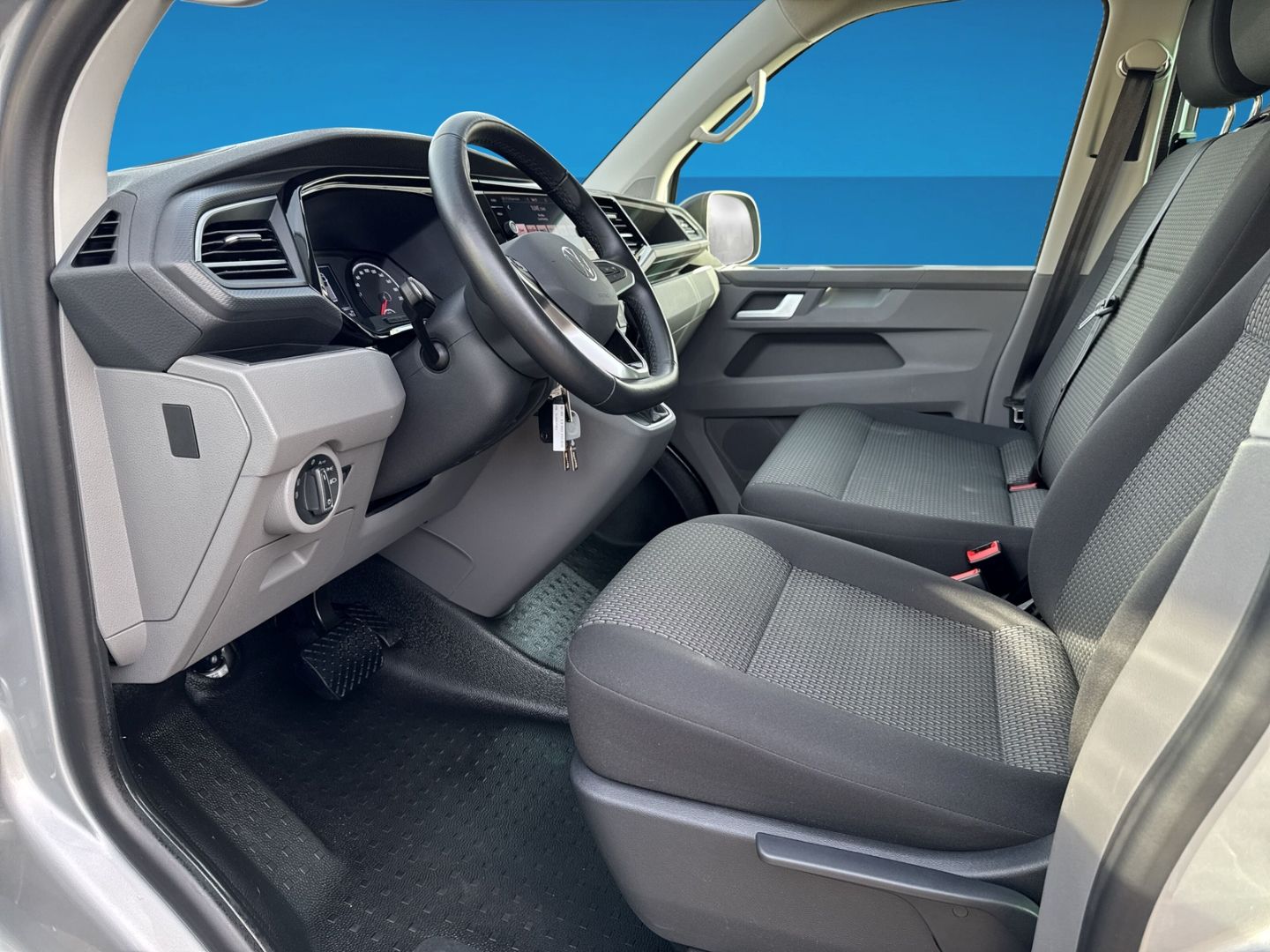 Fahrzeug 10 Fahrzeugabbildung Volkswagen T6.1 Kombi 2.0 TDI L1H1 9-Sitzer-Paket RearView