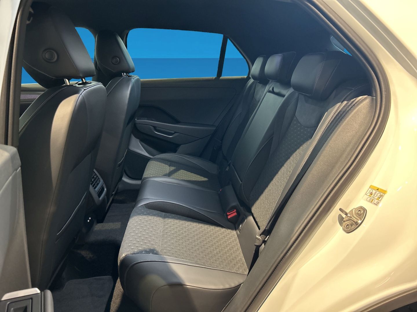 Fahrzeugabbildung Volkswagen T-Roc 1.5l  eTSI R-Line BLACK STYLE IQ.LIGHT IQ.