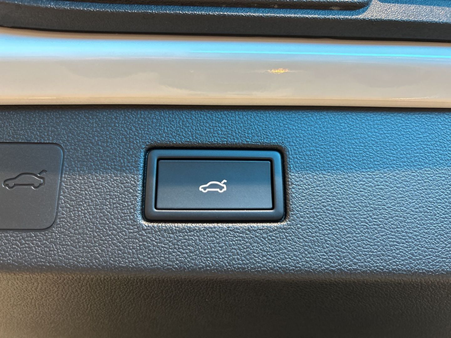 Fahrzeugabbildung Volkswagen T-Roc 1.5l  eTSI R-Line BLACK STYLE IQ.LIGHT IQ.