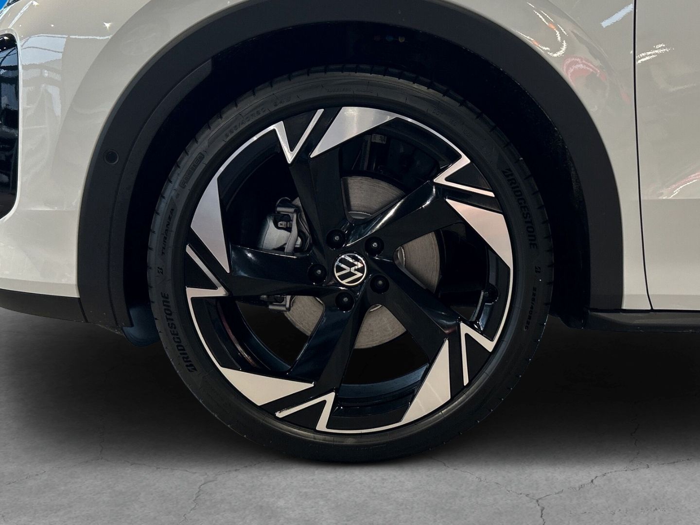 Fahrzeug 8 Fahrzeugabbildung Volkswagen T-Roc 1.5l eTSI R-Line BLACK STYLE IQ.LIGHT IQ.