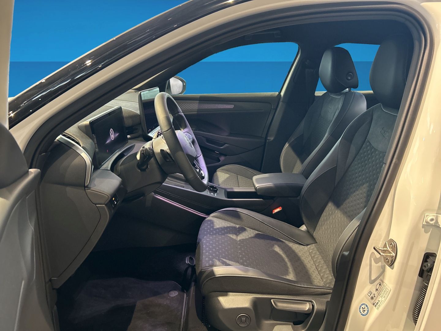 Fahrzeug 10 Fahrzeugabbildung Volkswagen T-Roc 1.5l eTSI R-Line BLACK STYLE IQ.LIGHT IQ.