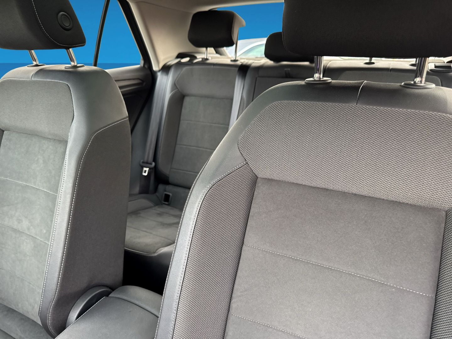 Fahrzeugabbildung Volkswagen T-Roc 1.5 TSI Style Rear View Pano Climatronic