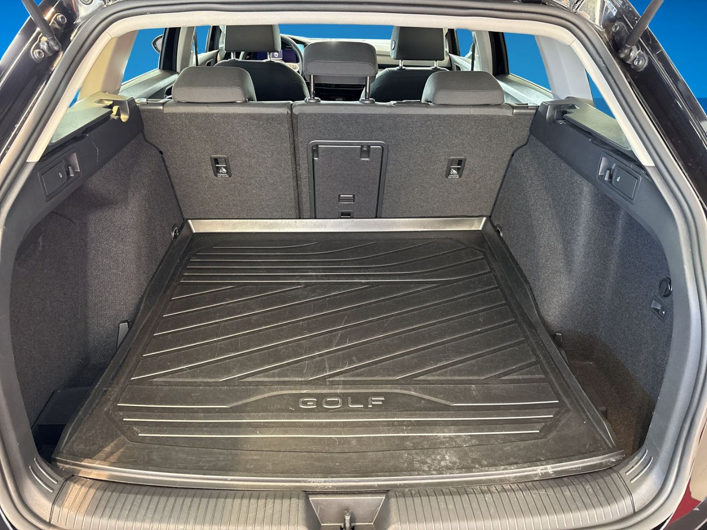 Fahrzeug 9 Fahrzeugabbildung Volkswagen Golf VIII Variant Style 2.0 TDI DSG NAVI ACC PDC