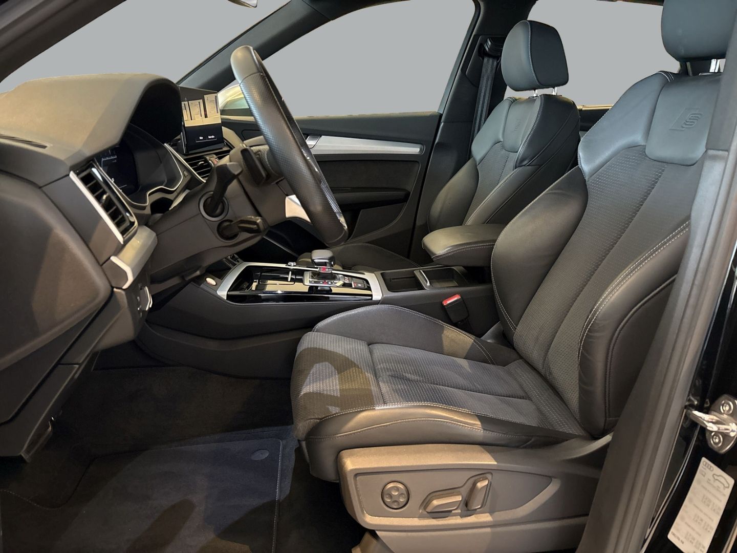 Fahrzeugabbildung Audi SQ5 3.0 TDI quattro AHK Teilleder SHZ vo+hi CARP - mit KI generiert/bearbeitet