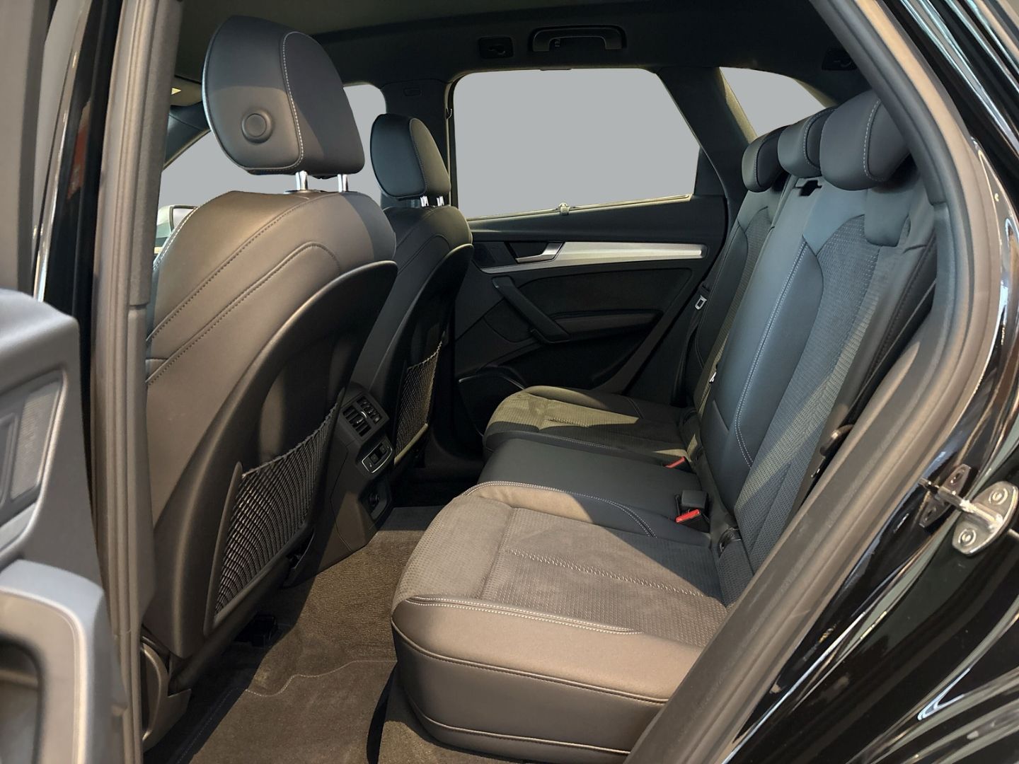 Fahrzeugabbildung Audi SQ5 3.0 TDI quattro AHK Teilleder SHZ vo+hi CARP - mit KI generiert/bearbeitet