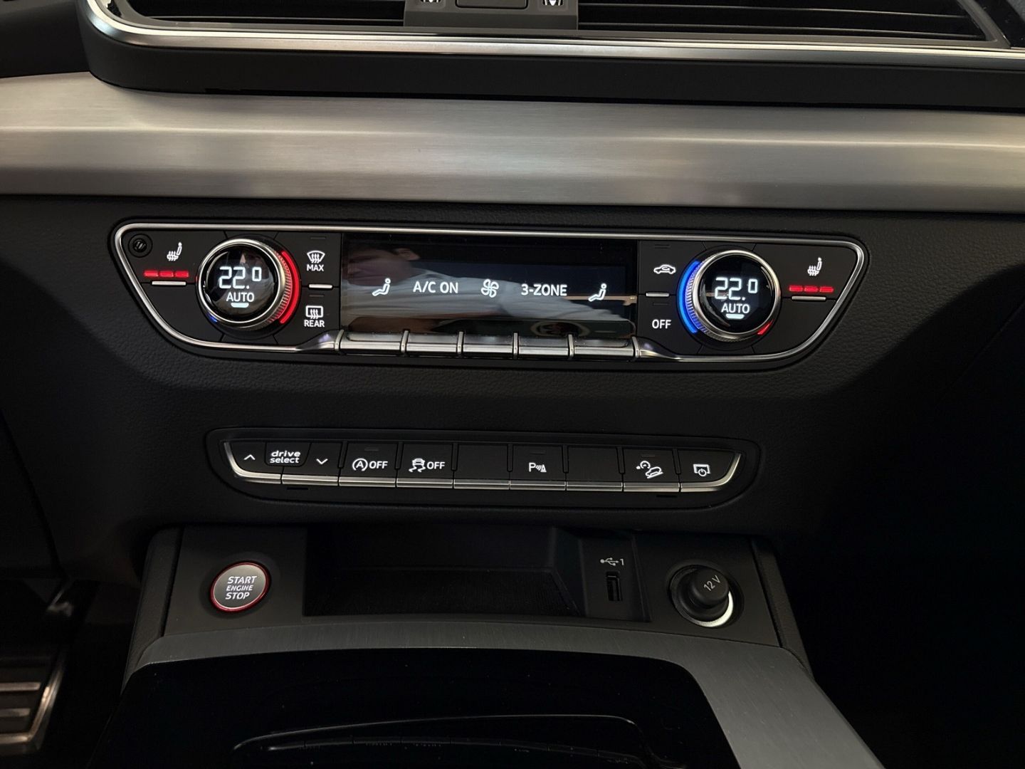 Fahrzeugabbildung Audi SQ5 3.0 TDI quattro AHK Teilleder SHZ vo+hi CARP - mit KI generiert/bearbeitet
