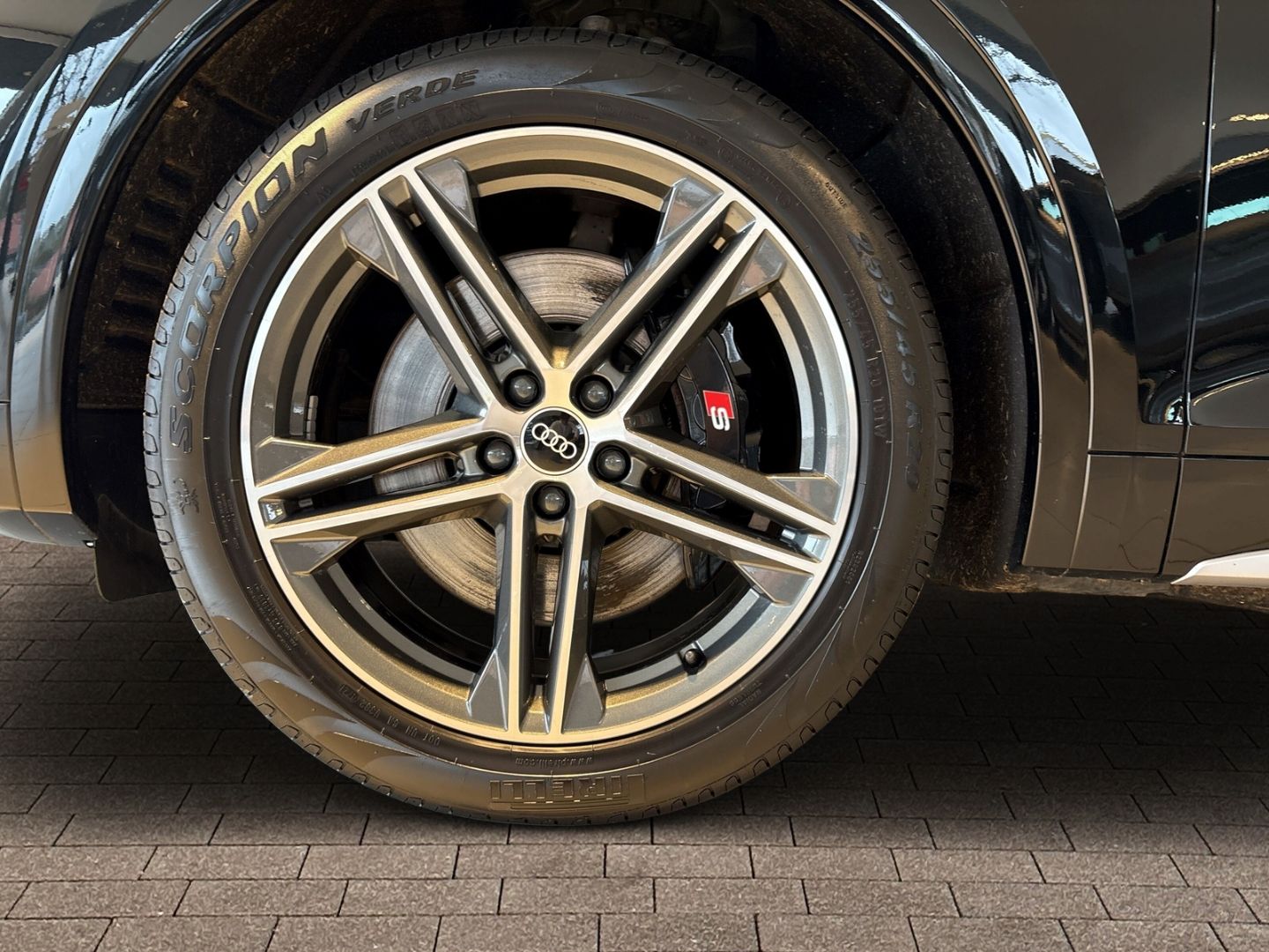 Fahrzeugabbildung Audi SQ5 3.0 TDI quattro AHK Teilleder SHZ vo+hi CARP - mit KI generiert/bearbeitet