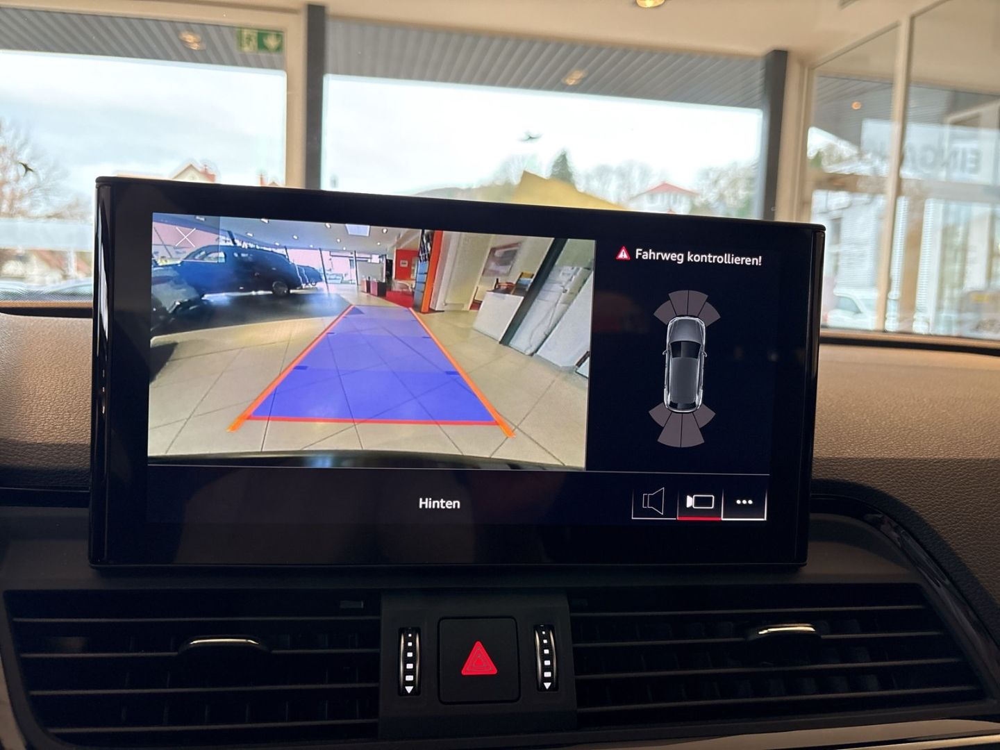 Fahrzeugabbildung Audi SQ5 3.0 TDI quattro AHK Teilleder SHZ vo+hi CARP - mit KI generiert/bearbeitet