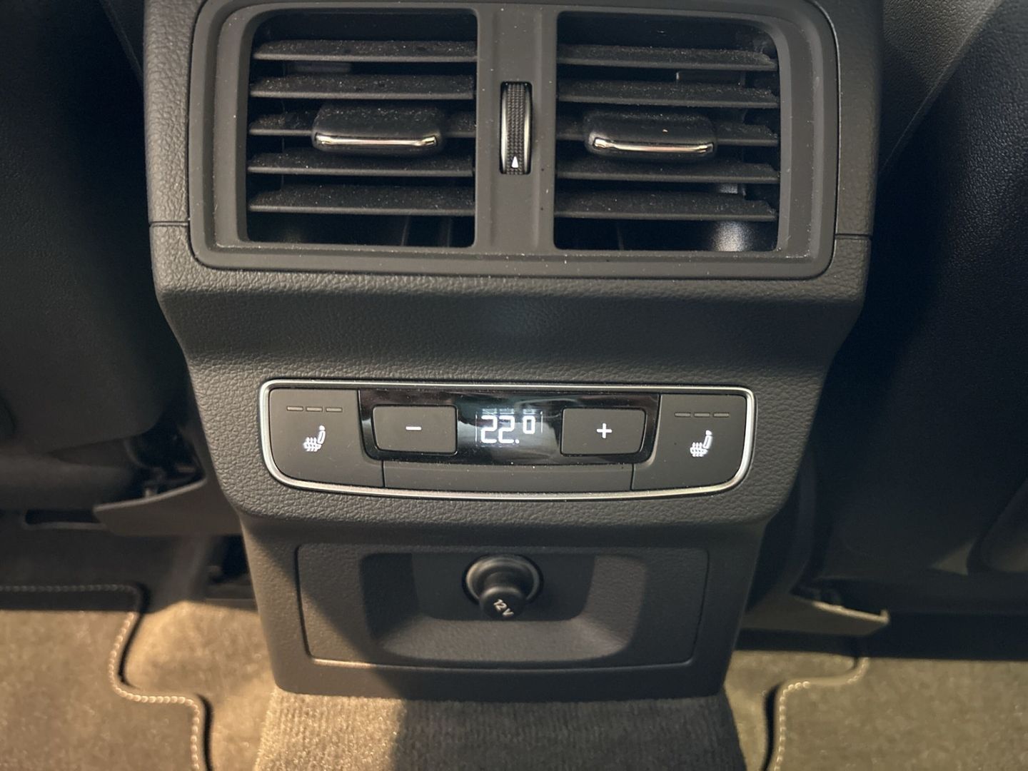 Fahrzeugabbildung Audi SQ5 3.0 TDI quattro AHK Teilleder SHZ vo+hi CARP - mit KI generiert/bearbeitet