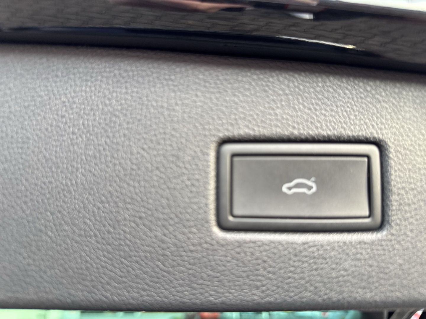 Fahrzeug 14 Fahrzeugabbildung Volkswagen Tiguan 2.0 TDI Elegance AHK IQ.LIGHT 4Motion