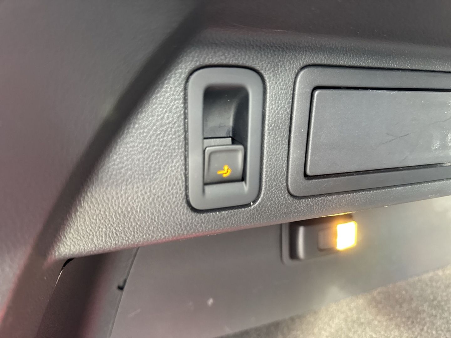 Fahrzeug 15 Fahrzeugabbildung Volkswagen Tiguan 2.0 TDI Elegance AHK IQ.LIGHT 4Motion