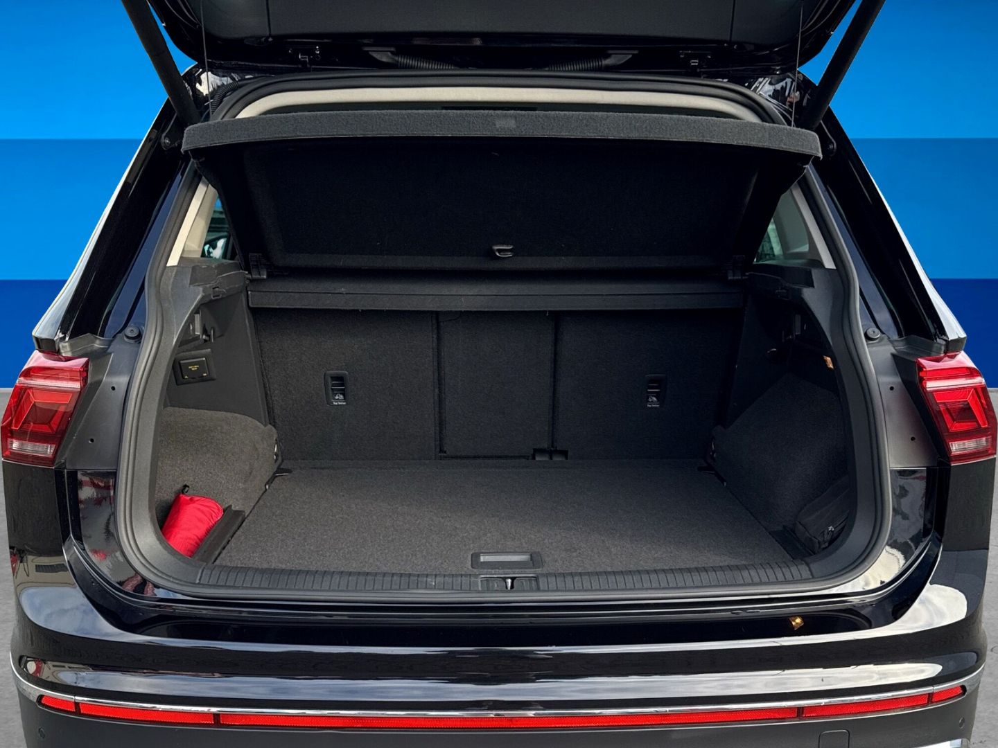 Fahrzeug 9 Fahrzeugabbildung Volkswagen Tiguan 2.0 TDI Elegance AHK IQ.LIGHT 4Motion