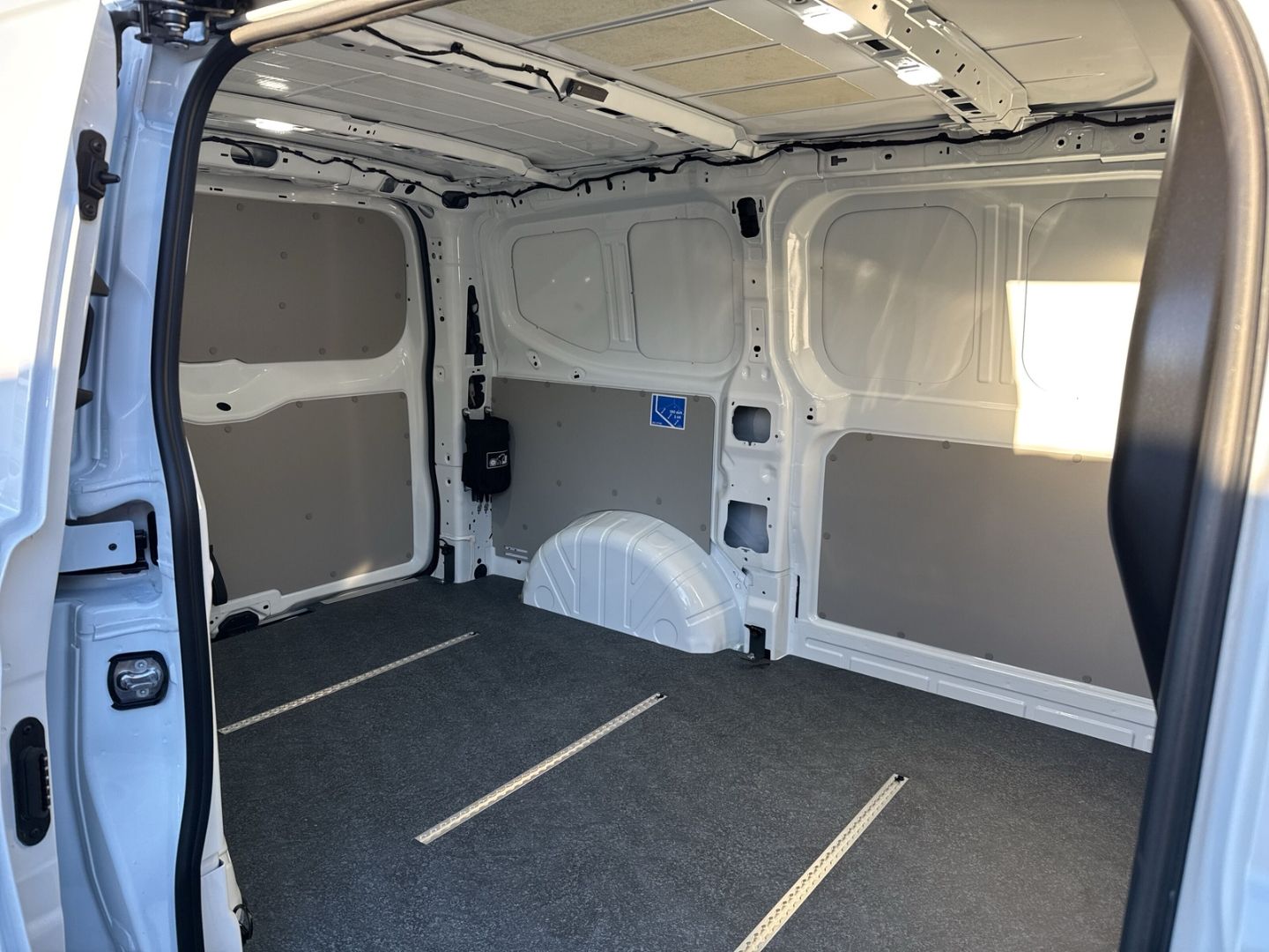 Fahrzeug 13 Fahrzeugabbildung Volkswagen Transporter Kasten 2,0 l TDI 81 kW 6-Gang-Schalt