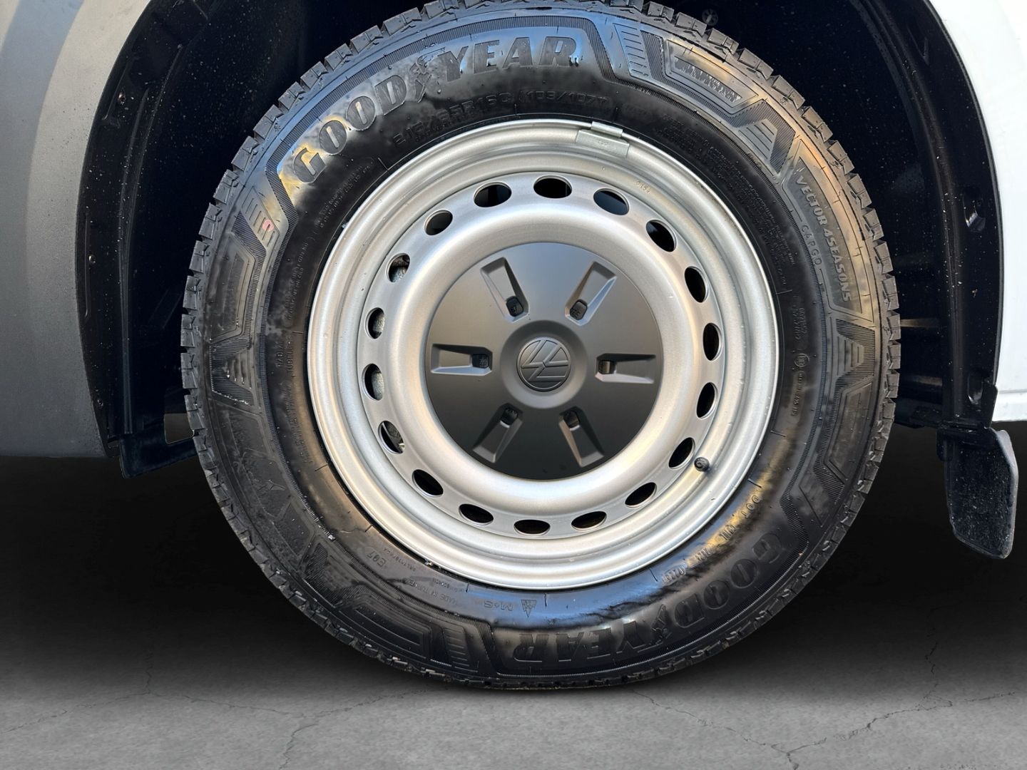 Fahrzeug 8 Fahrzeugabbildung Volkswagen Transporter Kasten 2,0 l TDI 81 kW 6-Gang-Schalt