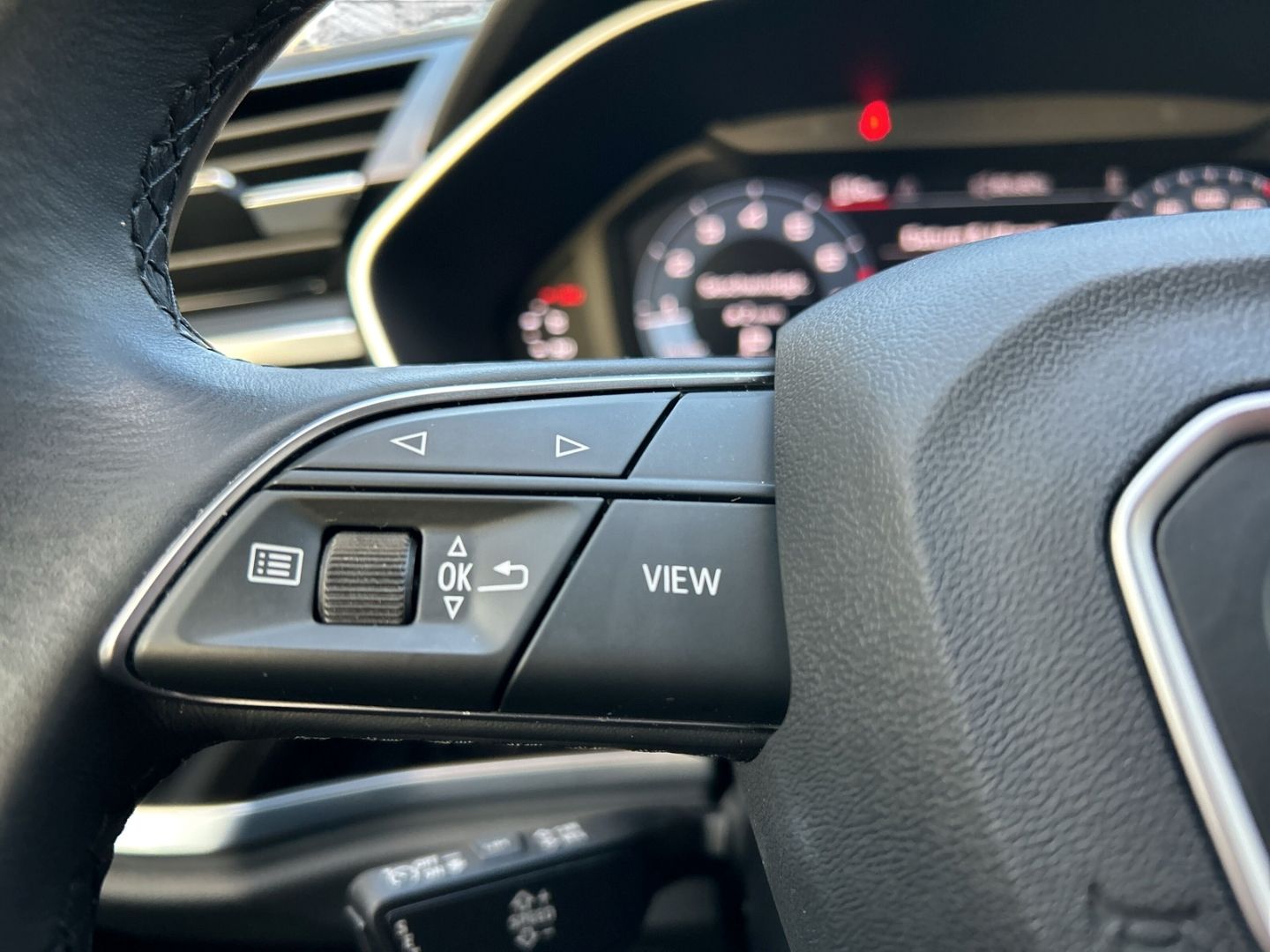 Fahrzeugabbildung Audi Q3 Sportback 1.5 TFSI S line NAVI+LED+CarPlay