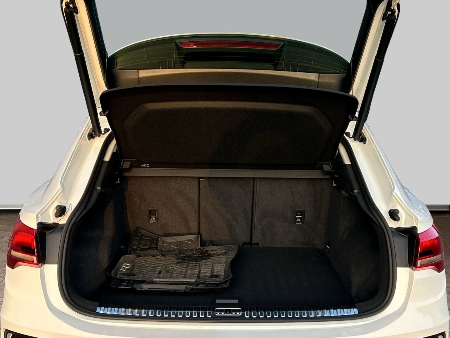 Fahrzeugabbildung Audi Q3 Sportback 1.5 TFSI S line NAVI+LED+CarPlay