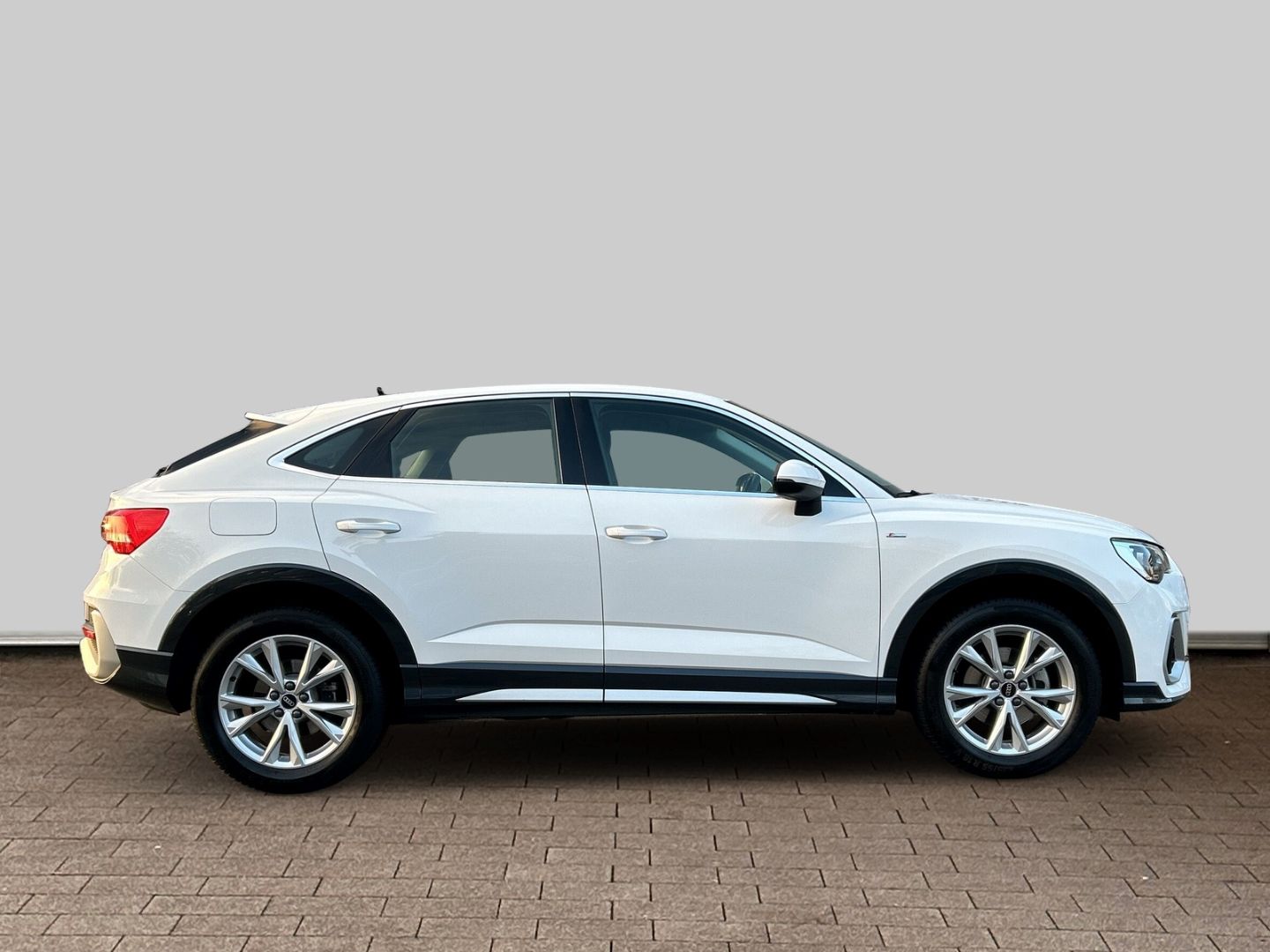 Fahrzeugabbildung Audi Q3 Sportback 1.5 TFSI S line NAVI+LED+CarPlay