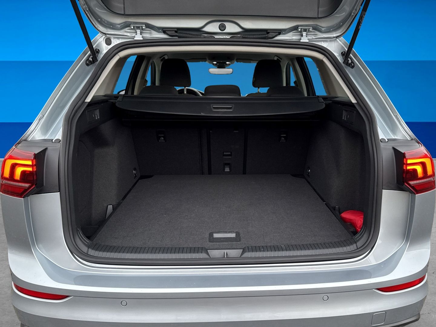 Fahrzeugabbildung Volkswagen Golf 8 2.0 TDI Life Business Premium Rear View