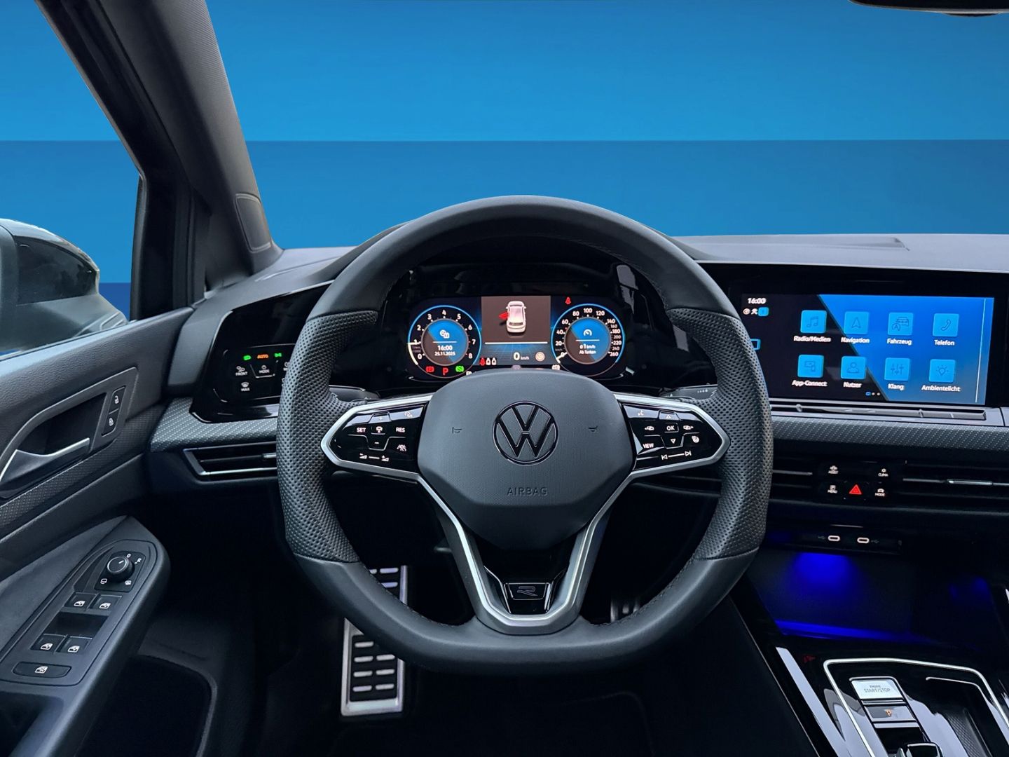 Fahrzeugabbildung Volkswagen Golf 8 1.5 eTSI R-Line Climatronic Navigation