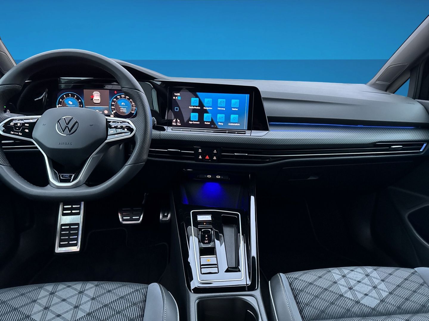 Fahrzeugabbildung Volkswagen Golf 8 1.5 eTSI R-Line Climatronic Navigation