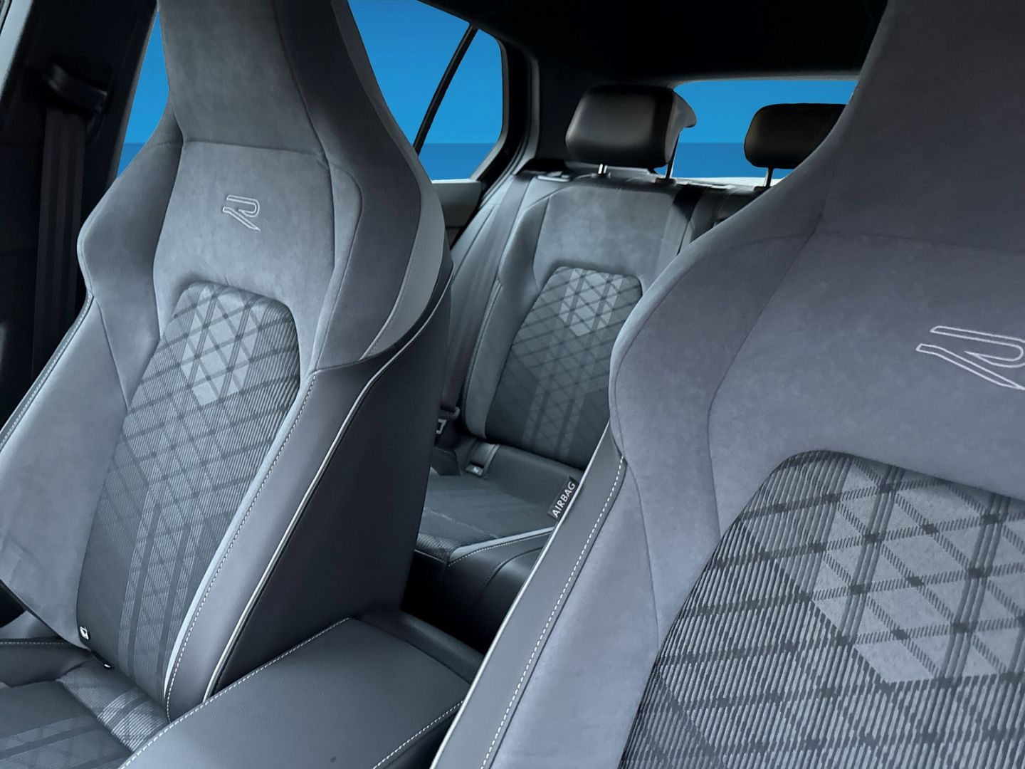 Fahrzeugabbildung Volkswagen Golf 8 1.5 eTSI R-Line Climatronic Navigation