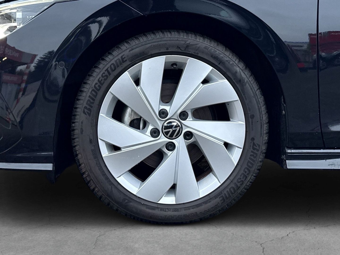 Fahrzeugabbildung Volkswagen Golf 8 1.5 eTSI R-Line Climatronic Navigation