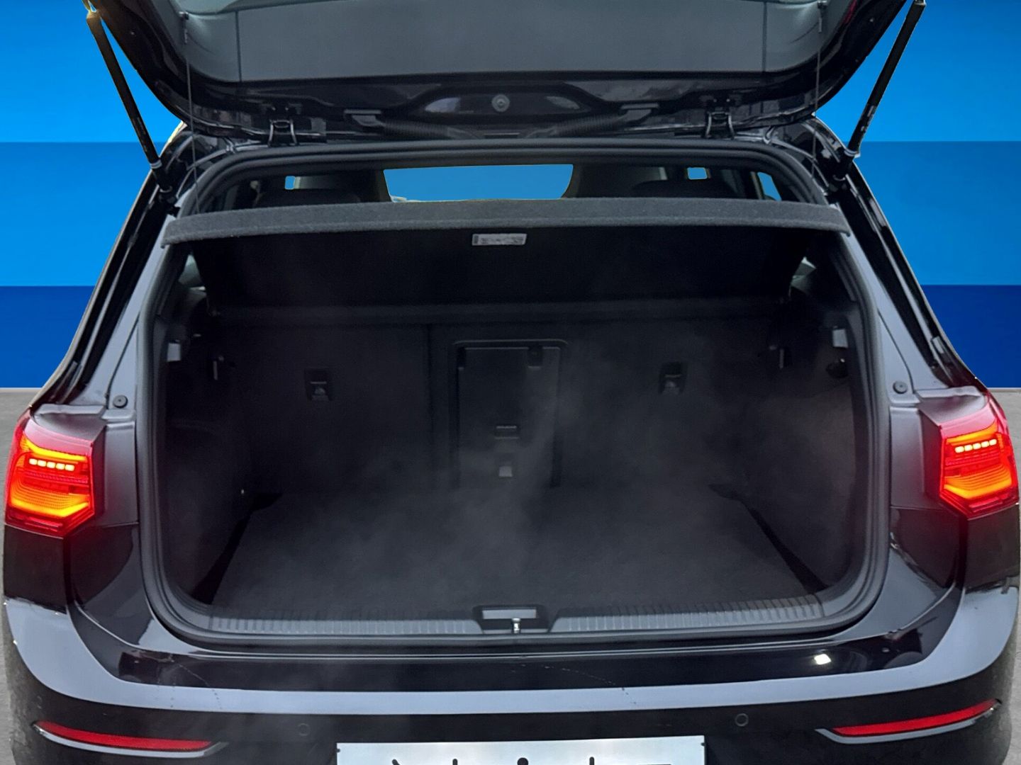 Fahrzeugabbildung Volkswagen Golf 8 1.5 eTSI R-Line Climatronic Navigation