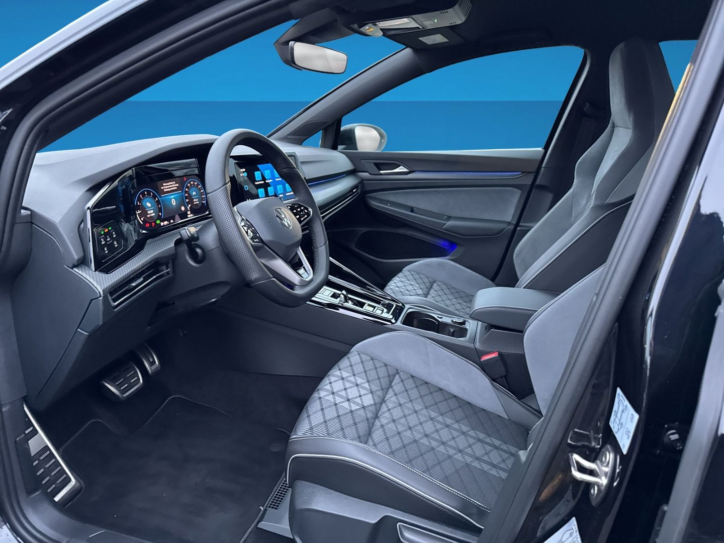 Fahrzeugabbildung Volkswagen Golf 8 1.5 eTSI R-Line Climatronic Navigation