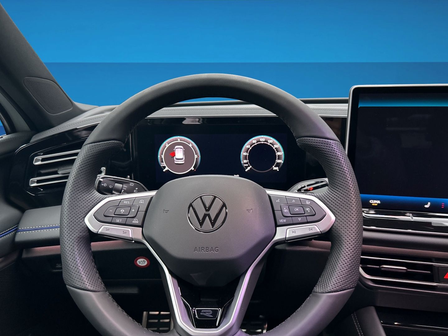 Fahrzeug 11 Fahrzeugabbildung Volkswagen Tiguan 2.0 TDI R-Line 4Motion Black Style Pano