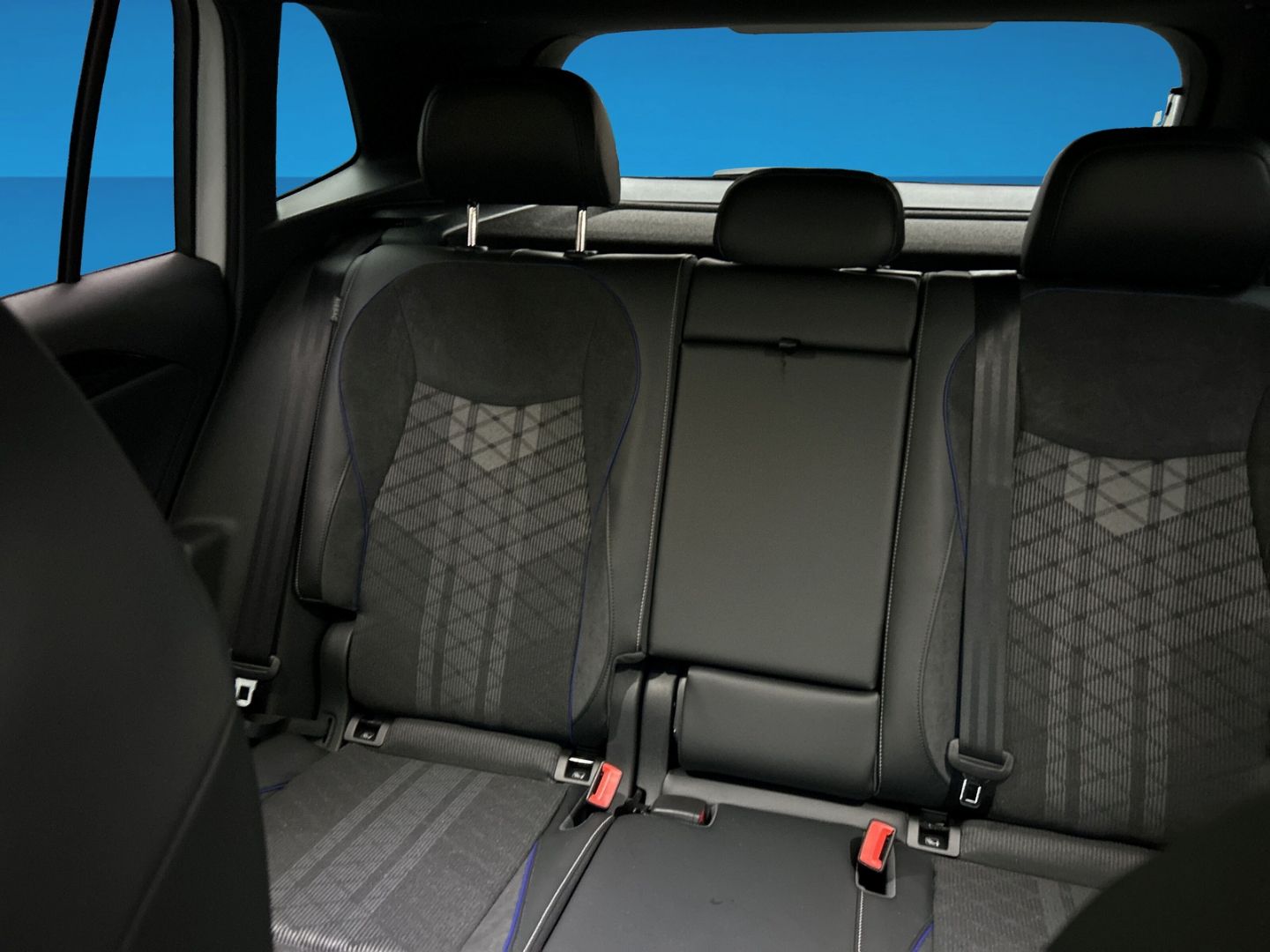 Fahrzeug 13 Fahrzeugabbildung Volkswagen Tiguan 2.0 TDI R-Line 4Motion Black Style Pano